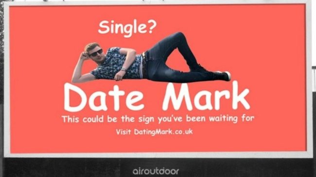 رجل أعزب يحصل على موعد لعيد الحب بعد «إعلان عن نفسه» على لوحة دعائية