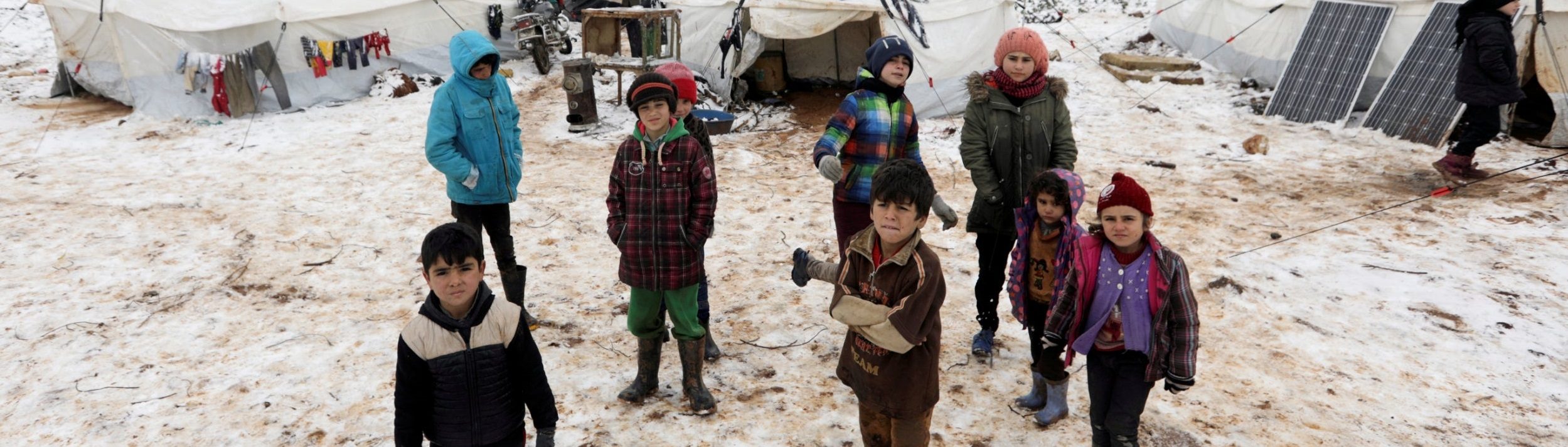 الموت يحاصر سكان إدلب.. من لم يقتله القصف الجوي أو براميل المتفجرات يتجمد من البرد