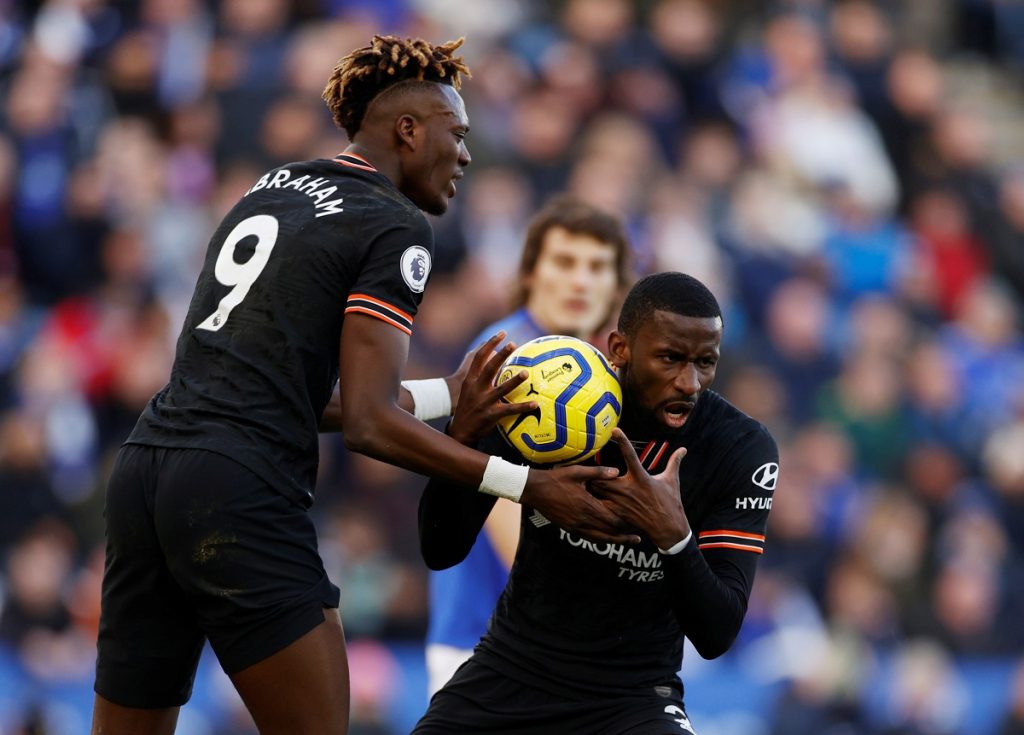 المدافع الألماني انطونيو روديجر خلال مباراة فريقه تشيلسي أمام مضيّفه ليستر سيتي ضمن منافسات الدوري الإنجليزي (رويترز)