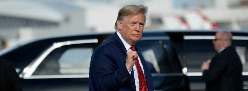 "لا يأخذ فيروس كورونا على محمل الجد".. مسؤولو الصحة بالبيت الأبيض يودون أن يتوقف ترامب عن المصافحة بالأيدي