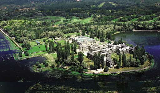 معتقلون دون محاكمات.. كيف حوَّلت الهند فندقاً فخماً في كشمير إلى سجن كبير للسياسيين وقادة الأحزاب؟