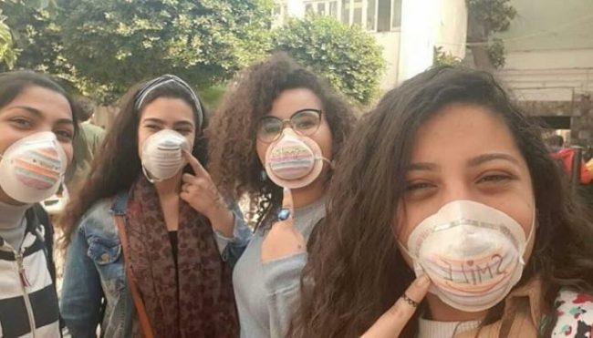 مقالب مضحكة وعطس زائف لتفريق الطوابير أمام المصالح الحكومية .. كيف يواجه المصريون كورونا بالفكاهة؟