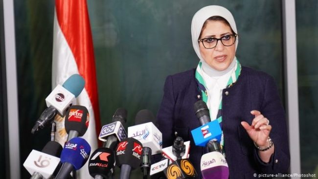 لماذا تبدو الأعداد المعلنة للمصريين المصابين بكورونا ضعيفة؟ وزارة الصحة لجأت إلى “حيلة” لتقليل الأعداد