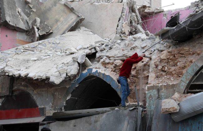 “أفضّل التعايش مع القصف على العيش في ظل الأسد”.. حكايات أهل إدلب المتشبّثين بها رغم جنون الحرب