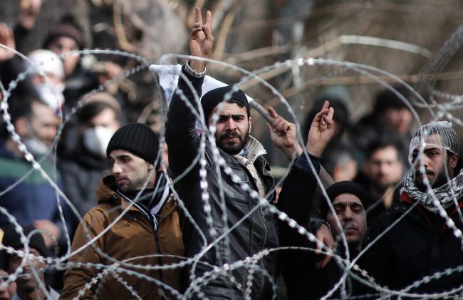 الجميع يتقاذف ملفّهم.. لماذا لم يعد مجدياً الإبقاء على اللاجئين السوريين في دول الجوار؟