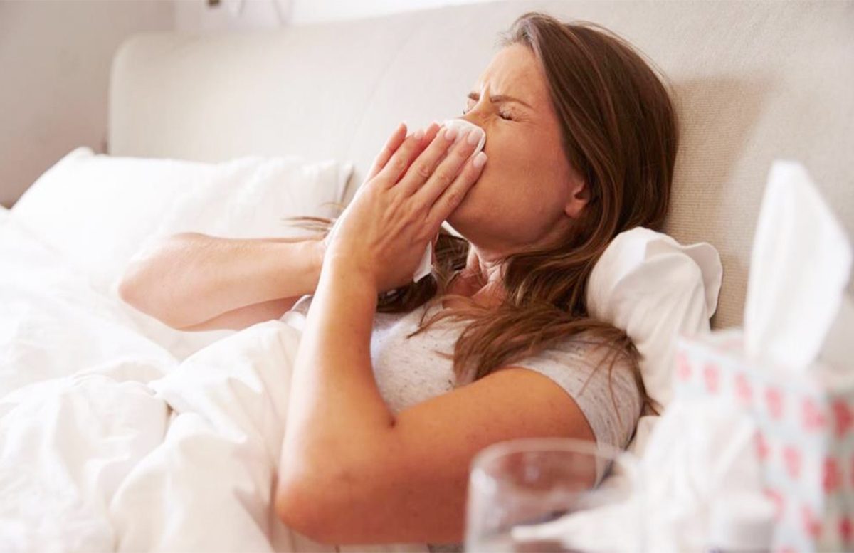 هل تشعر بحكة بالأنف وتتساءل إذا كان ذلك من أعراض كورونا؟ أخصائي أمراض معدية يوضح لك الفرق