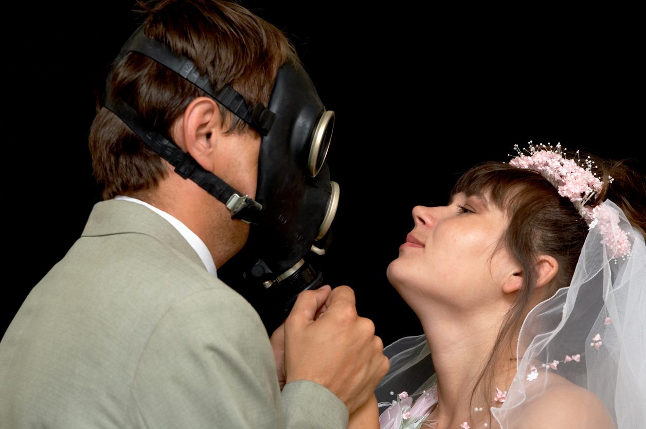 تزوجا في صمت ولم يحضر أحد.. الحب في زمن الكورونا