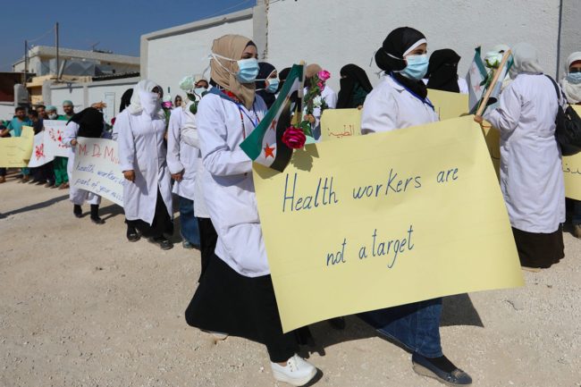 تحت القصف والحصار.. كيف أنقذ الدور النسائي القطاع الطبي المنهار في سوريا؟