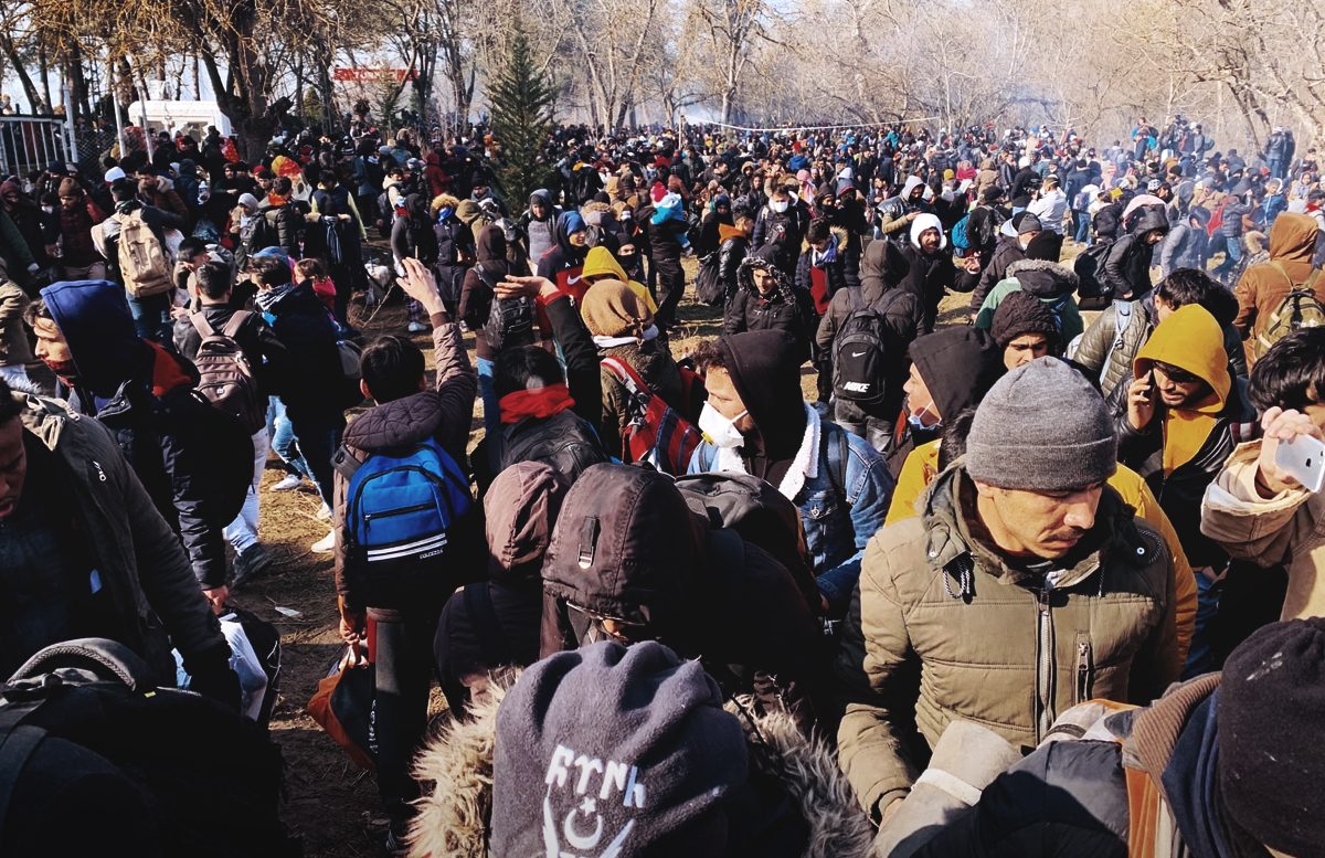 “إذا ما سقط أحدكم فلا تنتظروه، اركضوا فحسب”.. عن محاولات اللاجئين اليائسين العبور نحو اليونان