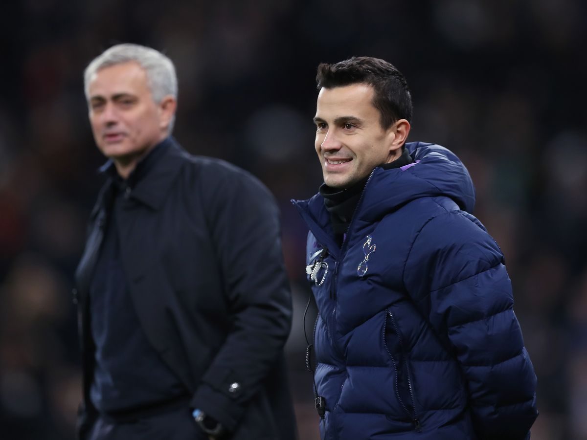 رفض تحقيق حلم والده ودراسة الهندسة.. من هو مساعد مورينيو الذي قد ينقذه من الانهيار؟