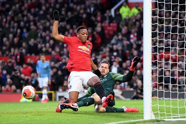 الدوري الإنجليزي سيعود في 21 يونيو (رويترز)