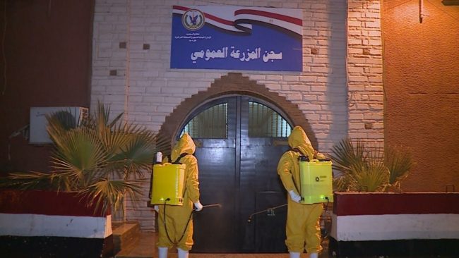 سجونها ممتلئة وتطبق حظر التجوال وحدها.. لماذا تخلى الجيش المصري عن الداخلية في حرب كورونا؟