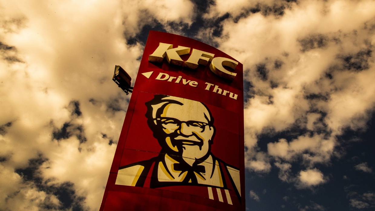 وجدوا رائحة بشعة بالأطعمة.. عمال في كنتاكي يتعرضون لمضايقات بسبب كشفهم حالات بيع الدجاج منتهي الصلاحية