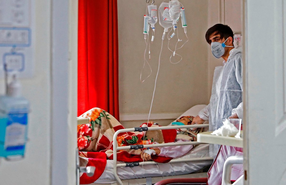 استجابة إيران لفيروس كورونا: كبرياء وتخبُّط وسريّة تقود إلى فوضى كبيرة تطال النخب والساسة