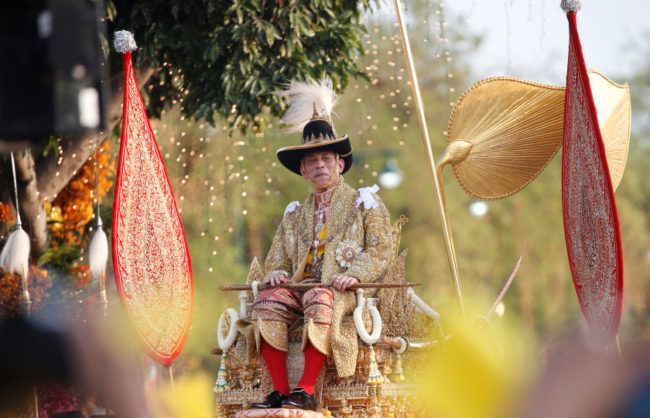 الملك هرب! تايلانديون يحتجون بعد انتقاله لألمانيا خوفاً من كورونا وترك البلاد في أزمة الفيروس