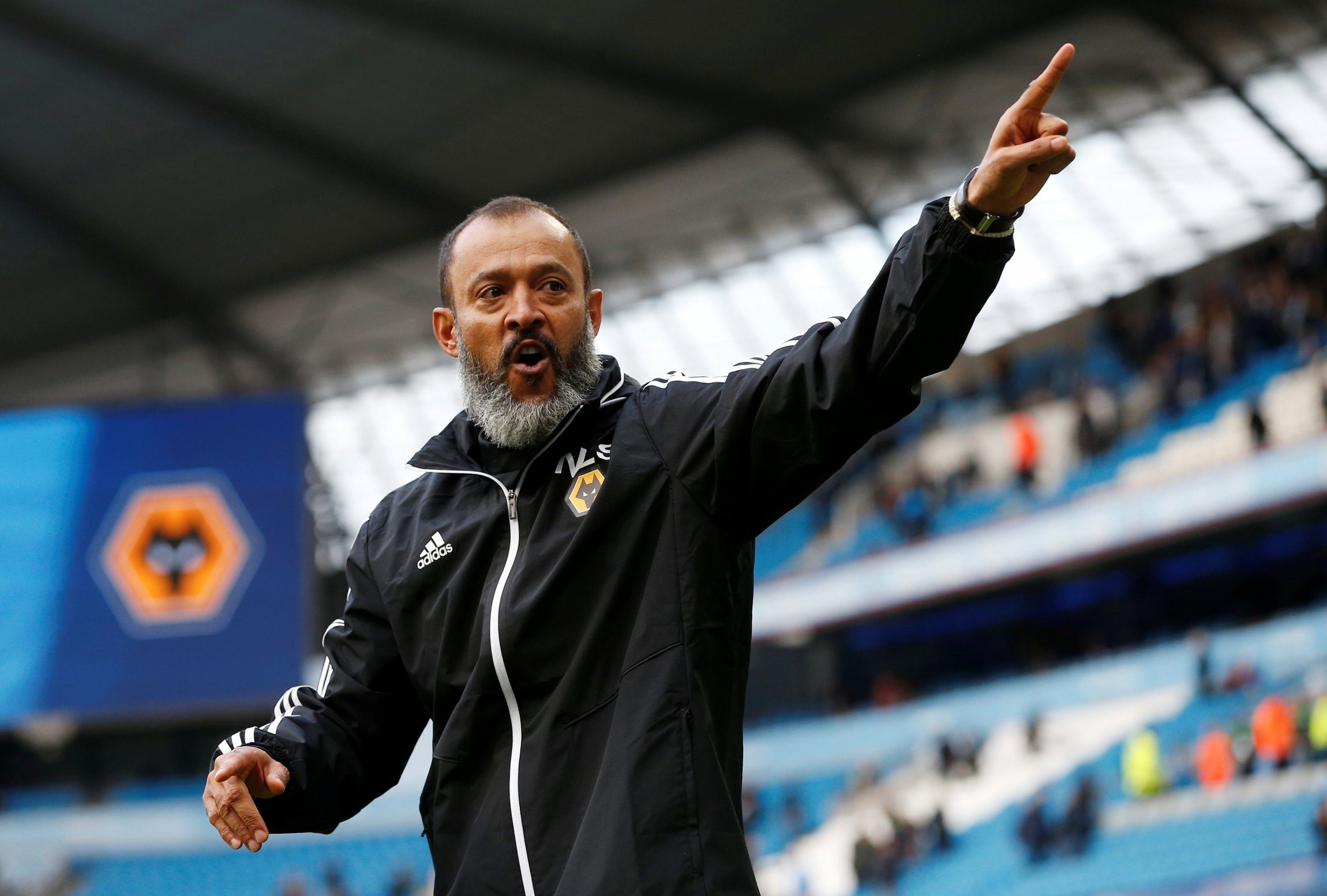 قاهر الكبار وأحد عباقرة الدوري الإنجليزي.. كيف يقود “الشيخ نونو” وولفرهامبتون نحو دوري الأبطال؟