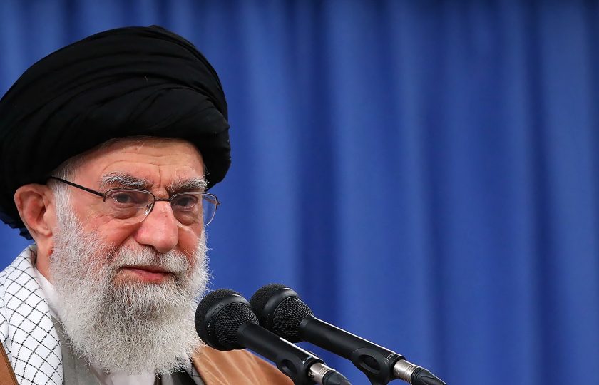 مسؤول إيراني يكذب تصريحات لزعيم البلاد.. خامنئي: كورونا أُنتج للإيرانيين، والصحة الإيرانية: مثلنا مثل الصين