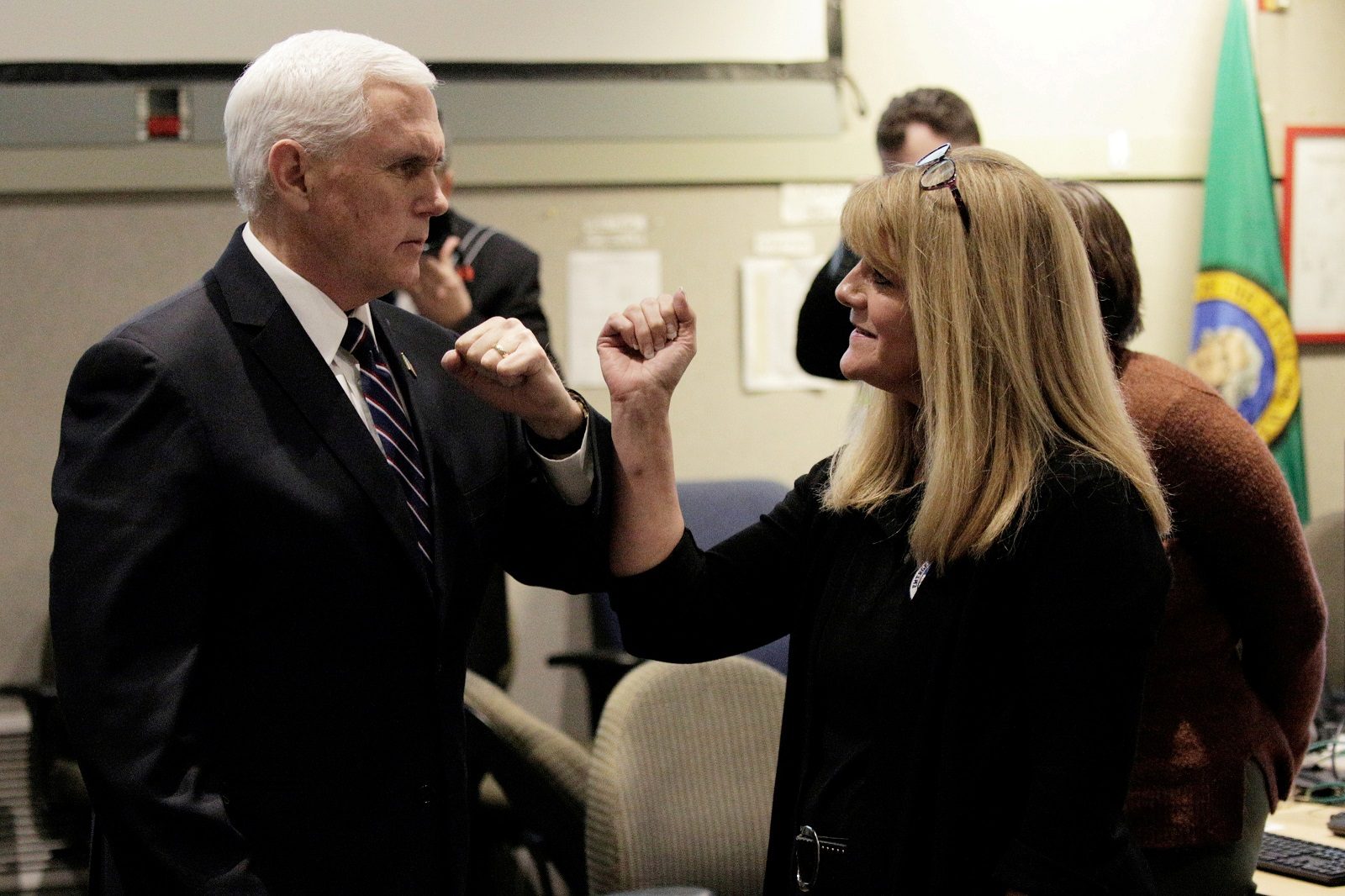 نائب الرئيس الأمريكي يبتكر طريقة جديدة للمصافحة خوفاً من فيروس كورونا (فيديو)