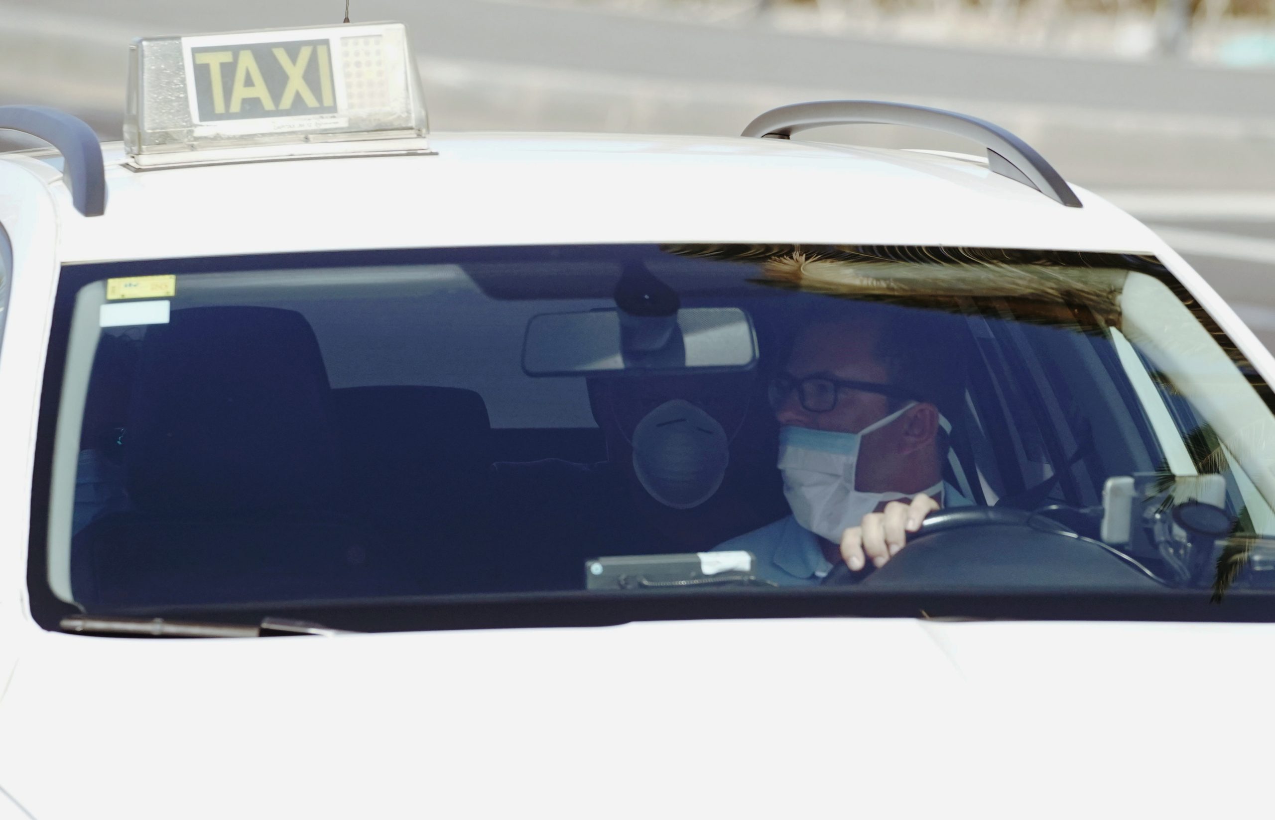 أوصل الطلبات وسنعوضك إن أصبت.. أوبر تدفع لسائقيها في حال نُقلت إليهم عدوى بكورونا من الزبائن