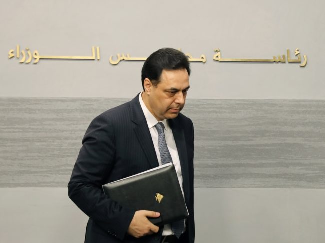 خلال ساعات.. حكومة دياب تعلن استقالتها رغم ضغوط حزب الله، وخلاف فرنسي أمريكي على تشكيلتها الجديدة