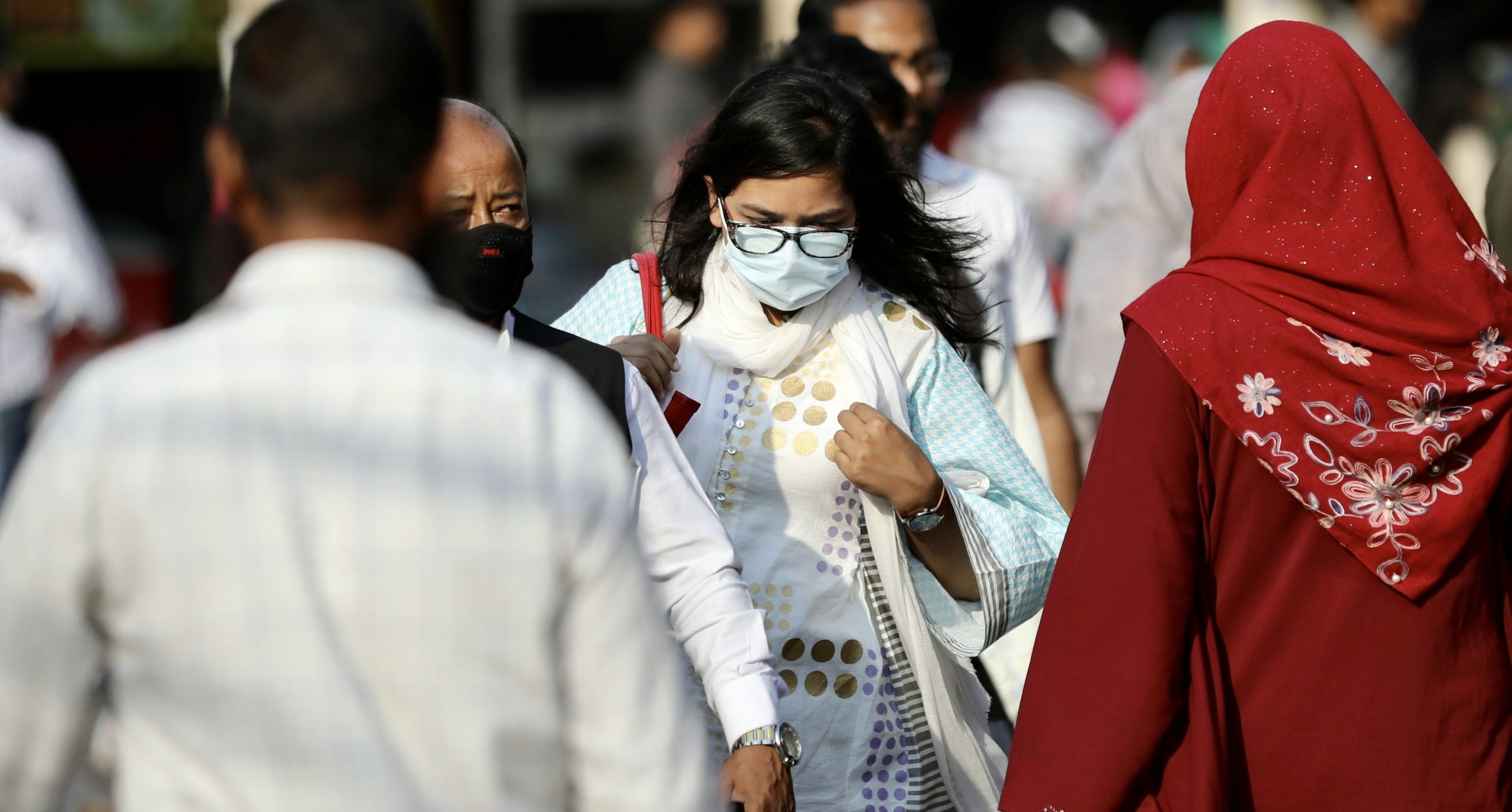 21 مصرياً مصاباً بكورونا في السعودية، والفيروس يطال نائب روحاني، أما الصين فتتجاوز الوباء