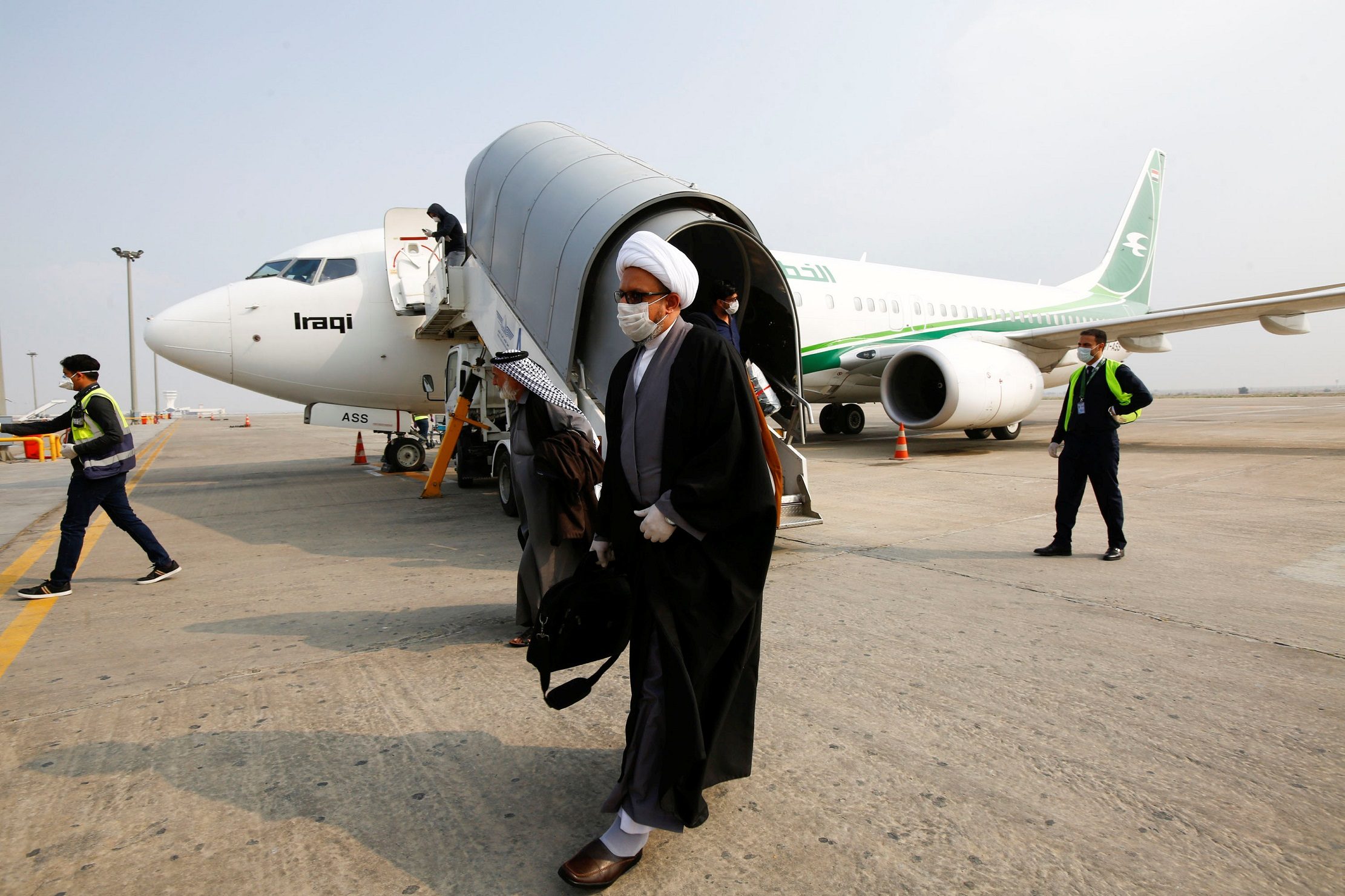 رجل دين قادم من إيران إلى العراق/رويترز