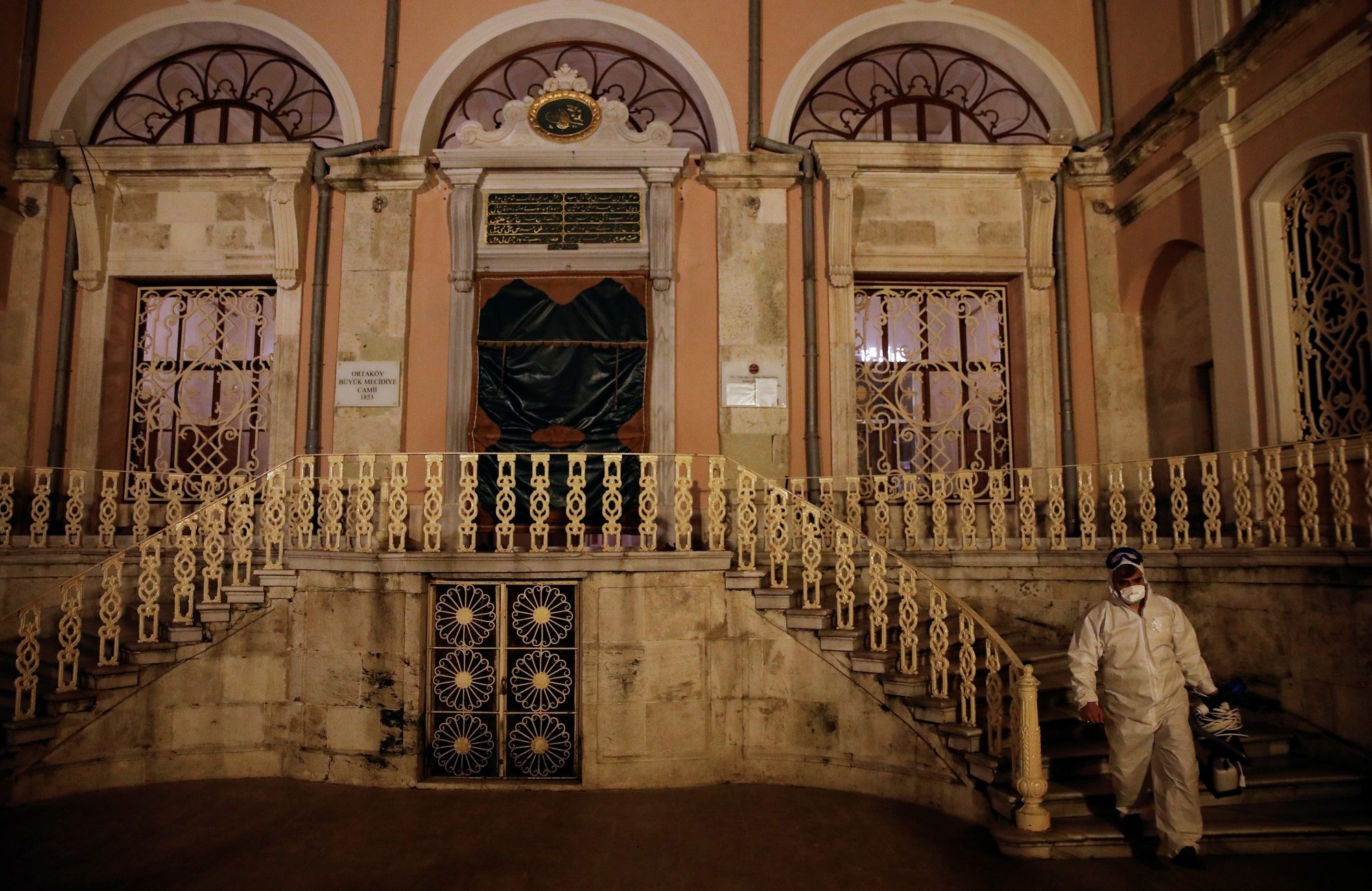 كورونا يُغلق أبواب مساجدنا.. الدول العربية والإسلامية التي علّقت للآن صلوات الجماعة بسبب الفيروس