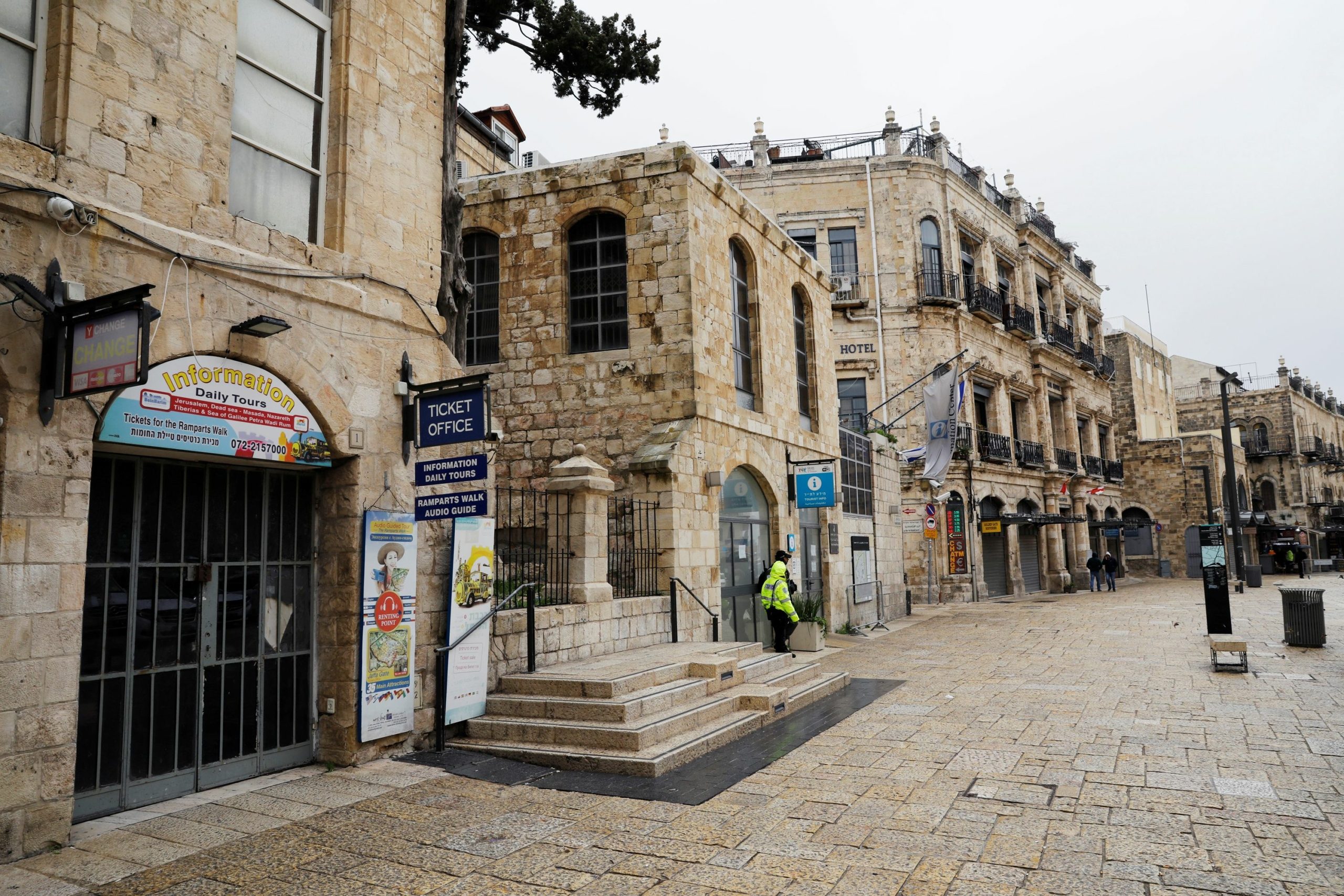 كورونا أيقظ ضميره.. لصٌّ يُعيد قذيفة رومانية تاريخية بعد ظنه أن “العالم يقترب من نهايته”