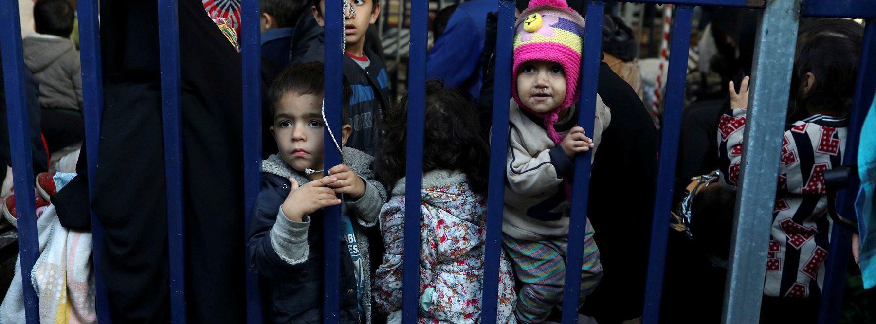 “يتكدسون فوق بعضهم في خيامٍ”.. كيف أثر فيروس كورونا على أوضاع اللاجئين في أوروبا؟