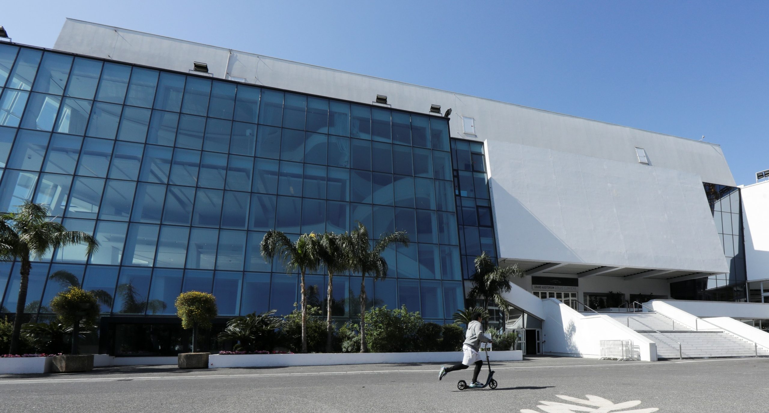 فتح قصر مهرجان “كان” السينمائي للمشردين حماية لهم من كورونا