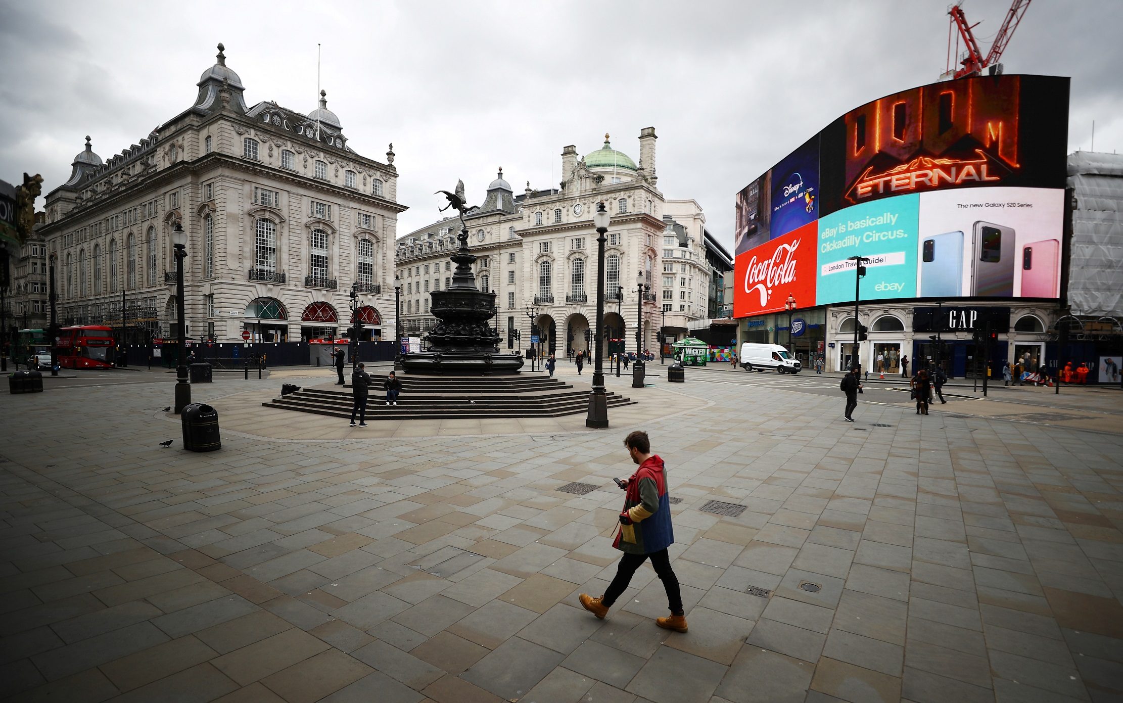 التباعد الاجتماعي قد يستمر في بريطانيا عاماً كاملاً.. ويُمنع تصدير 80 نوعاً من العلاج للخارج