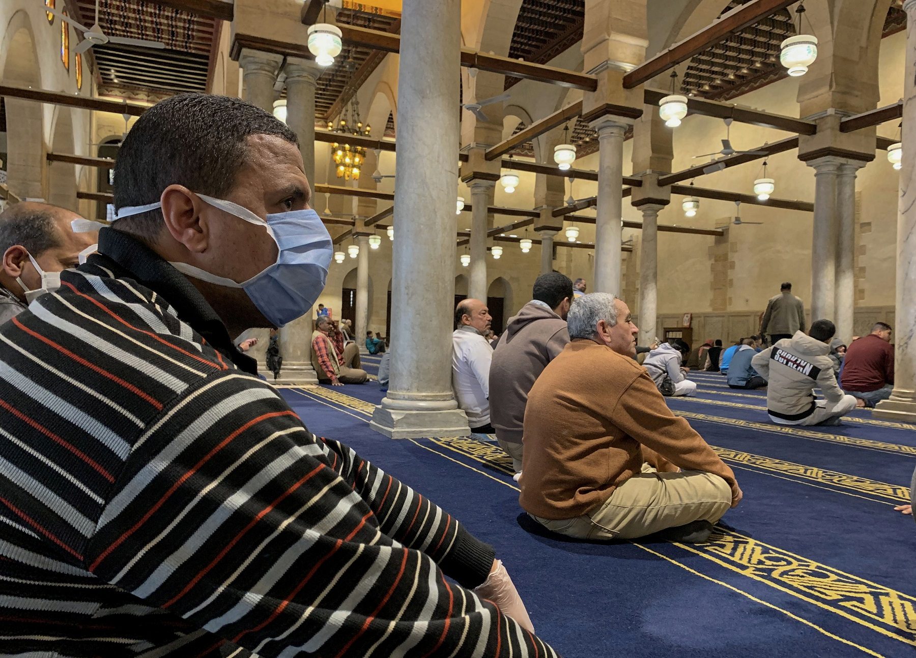 إغلاق جميع المساجد في مصر وإيقاف صلاة الجمعة بسبب كورونا.. والكنائس تُغلق أبوابها
