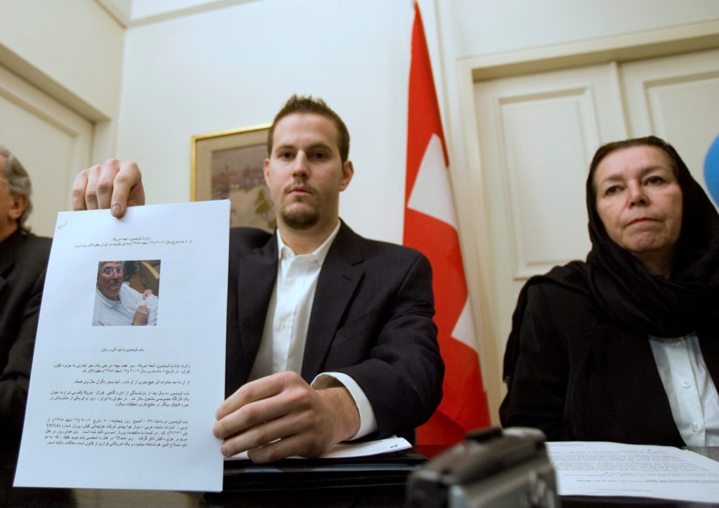 بعد إعلان أسرته عن موته.. طهران تنفي وفاة العميل الأمريكي السابق داخل سجونها: تركَ إيران ولم نعرف وجهته