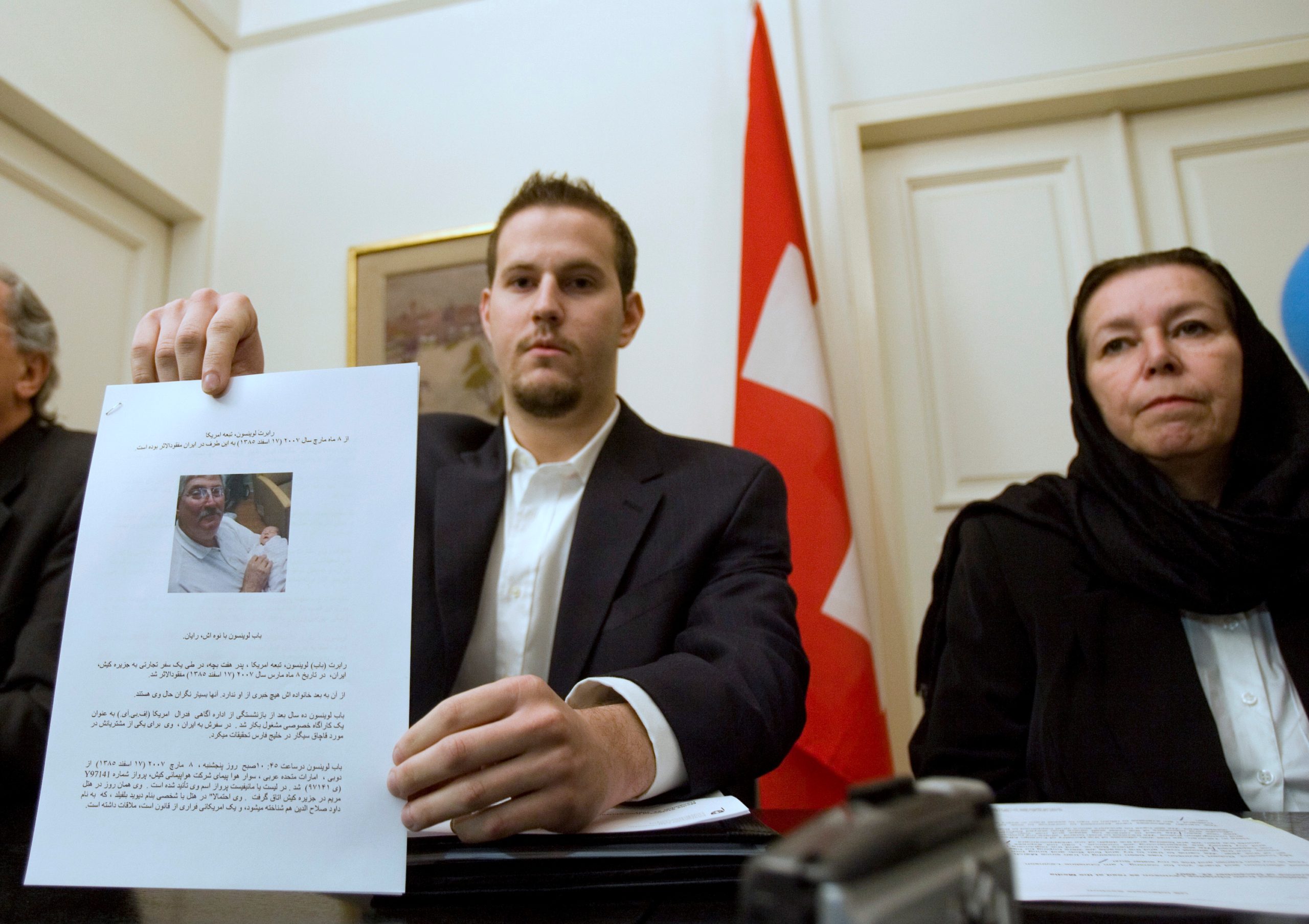 بعد إعلان أسرته عن موته.. طهران تنفي وفاة العميل الأمريكي السابق داخل سجونها: تركَ إيران ولم نعرف وجهته