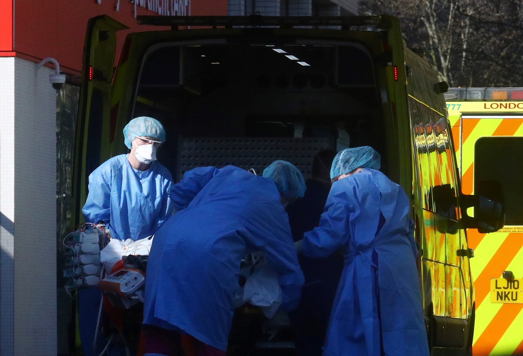 بريطانيا تعثر على المريض الذي نشر الوباء في البلاد.. التليغراف: نقَل العدوى من بلد أوروبي