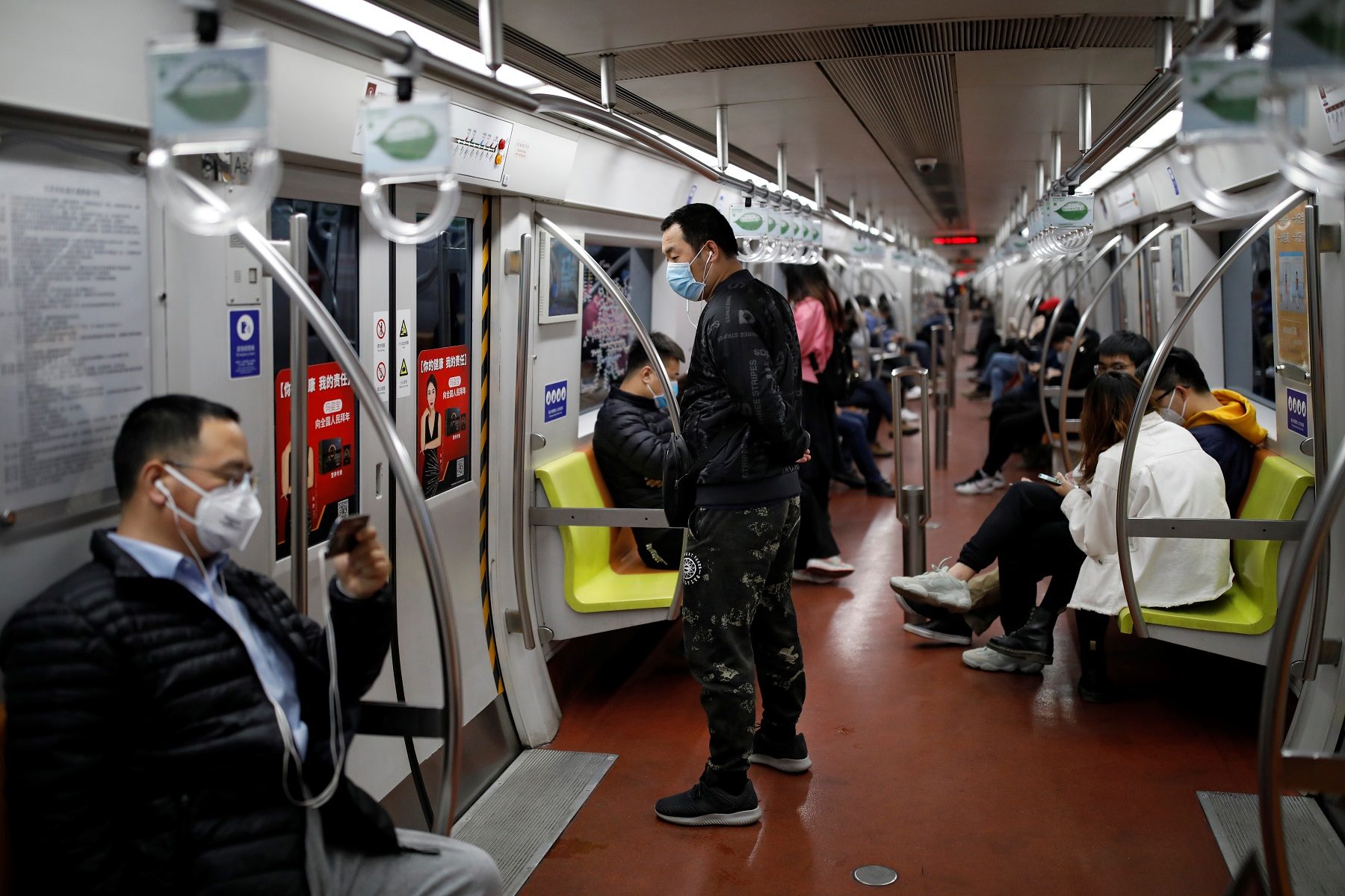 علماء يحذّرون من موجة ثانية لكورونا: تخفيف القيود في ووهان سيؤدي لزيادةٍ بأعداد الحالات