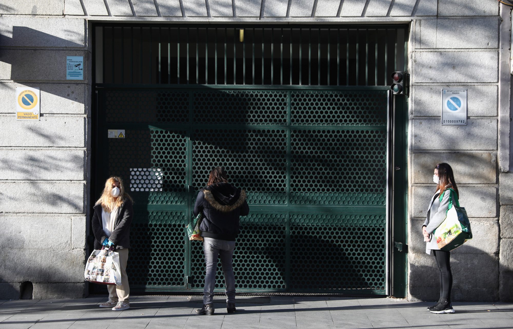 "ليست مترين فقط".. علماء في جامعة أمريكية: ابتعدوا عن بعضكم 8 أمتار لمنع العدوى بكورونا