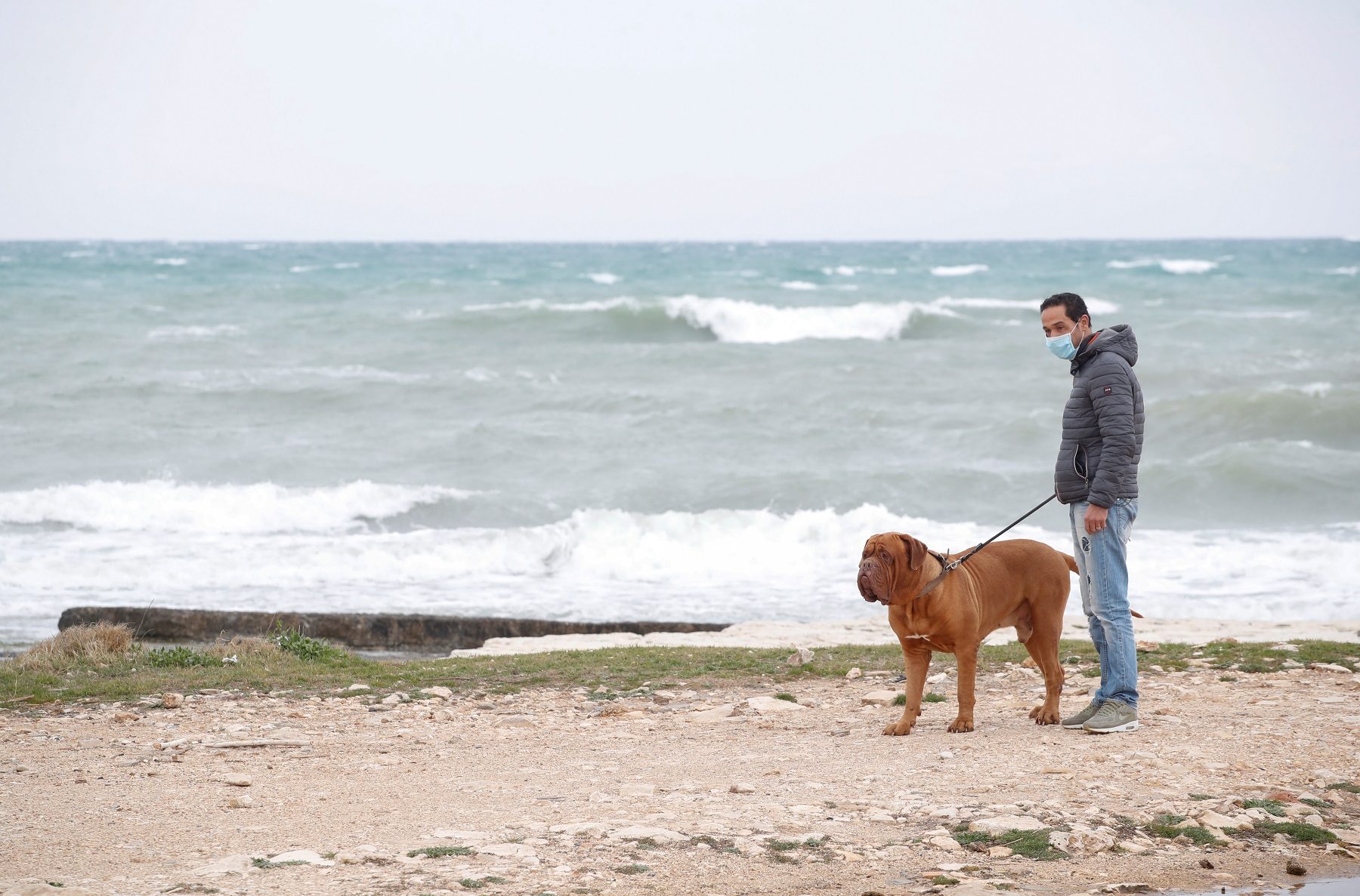 بيع المخدرات وإطعام الحمام وتمشية الكلاب.. أعذار “غريبة” اختلقها إيطاليون للخروج من منازلهم