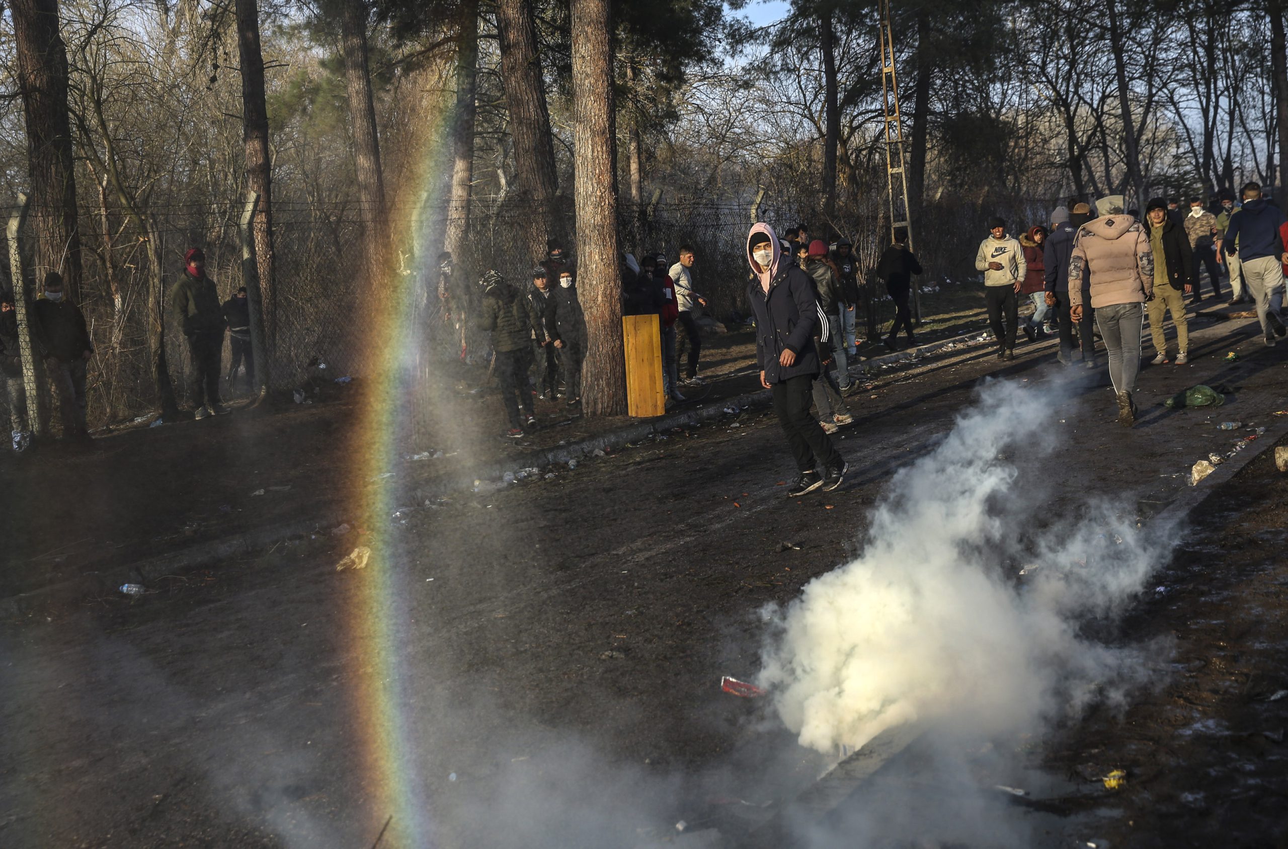 تدخلت قوات الأمن اليونانية، الأحد، ضد المهاجرين غير النظاميين في المنطقة العازلة مع تركيا، واستخدمت الرصاص المطاطي والغاز المسيل للدموع وقنابل صوتية