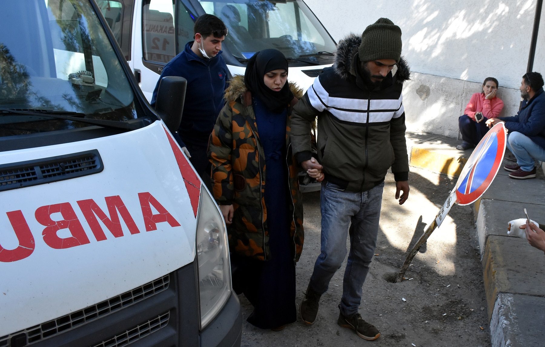 واجهت الموت على متن الزورق.. سورية حامل تروي محاولة سلطات أثينا إغراق طالبي لجوء