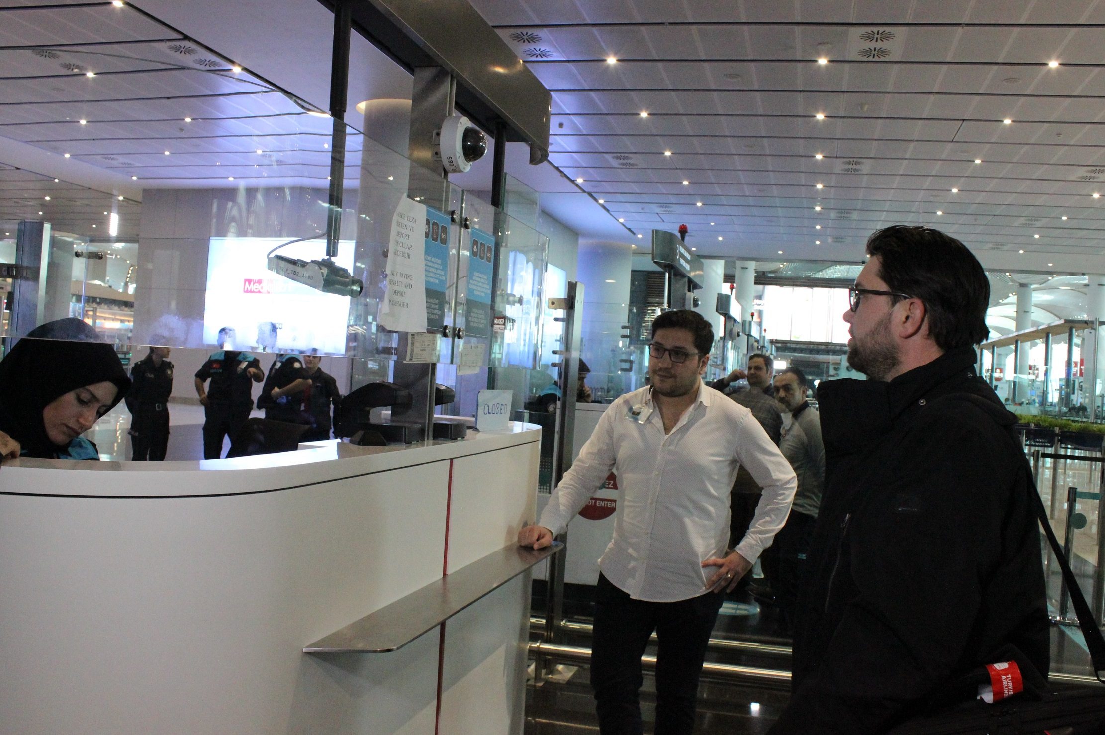 زعيم حزب سويدي جاء إلى تركيا وذهب لحدود اليونان ليوزع “منشوراً عنصرياً” على اللاجئين.. وأنقرة تقرر ترحيله