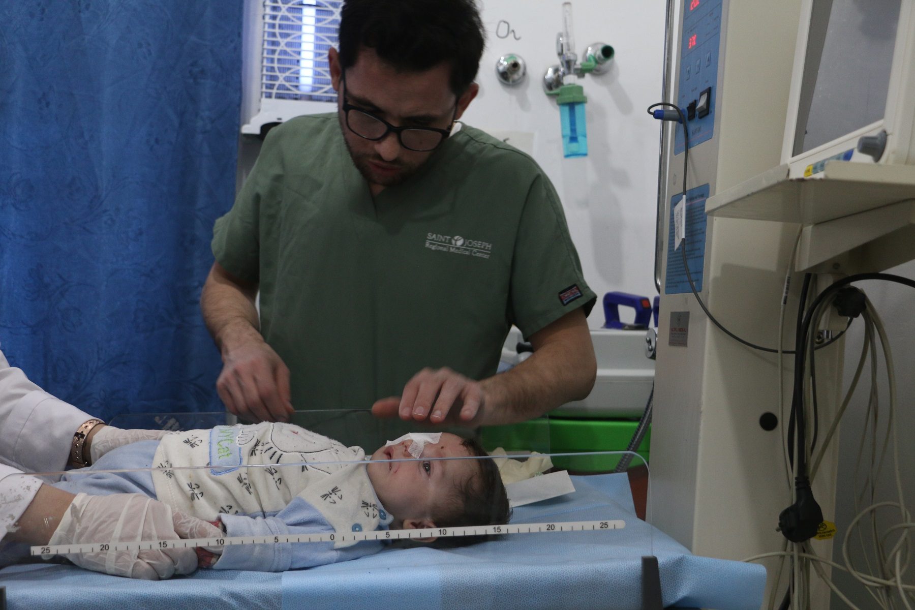 رضيع سوري فقد عينه لتظل شاهدة على إجرام الأسد.. ابن الشهرين أصيب بشظايا قذيفة في منزله