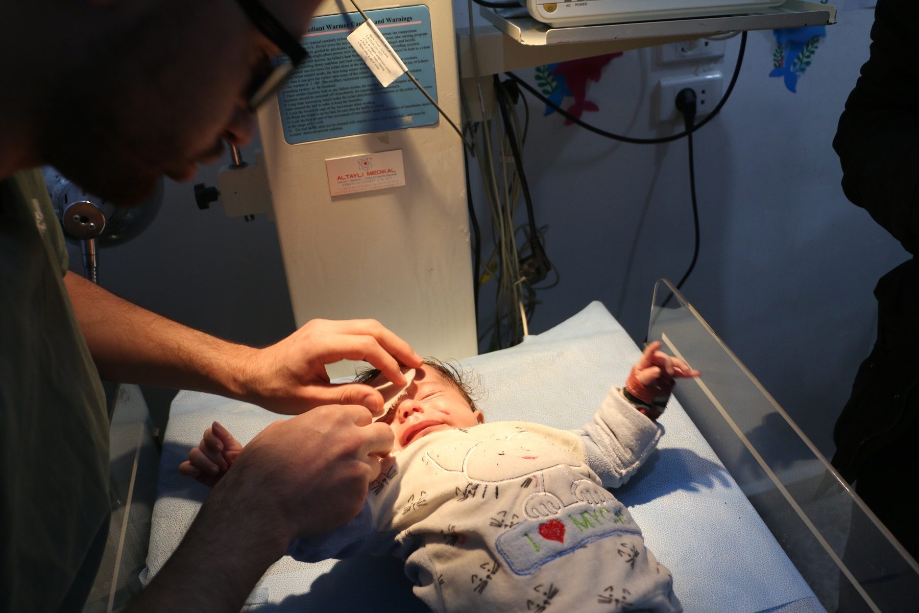 رضيع سوري فقد عينه لتظل شاهدة على إجرام الأسد.. ابن الشهرين أصيب بشظايا قذيفة في منزله