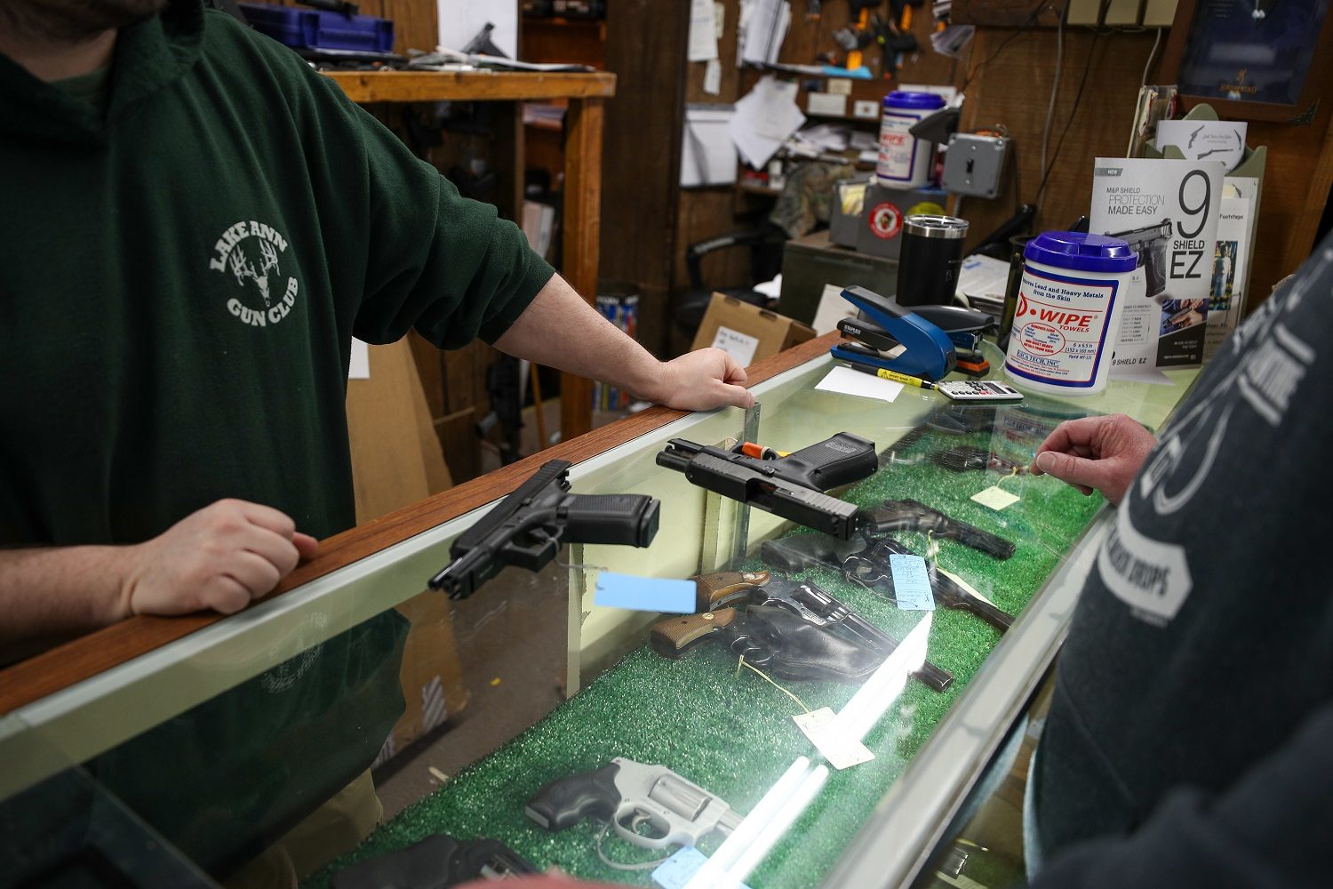 الطوابير في أمريكا ليست لشراء المعدات الطبية فقط، بل للأسلحة أيضاً.. تفشي كورونا يُقلق الأمريكيين