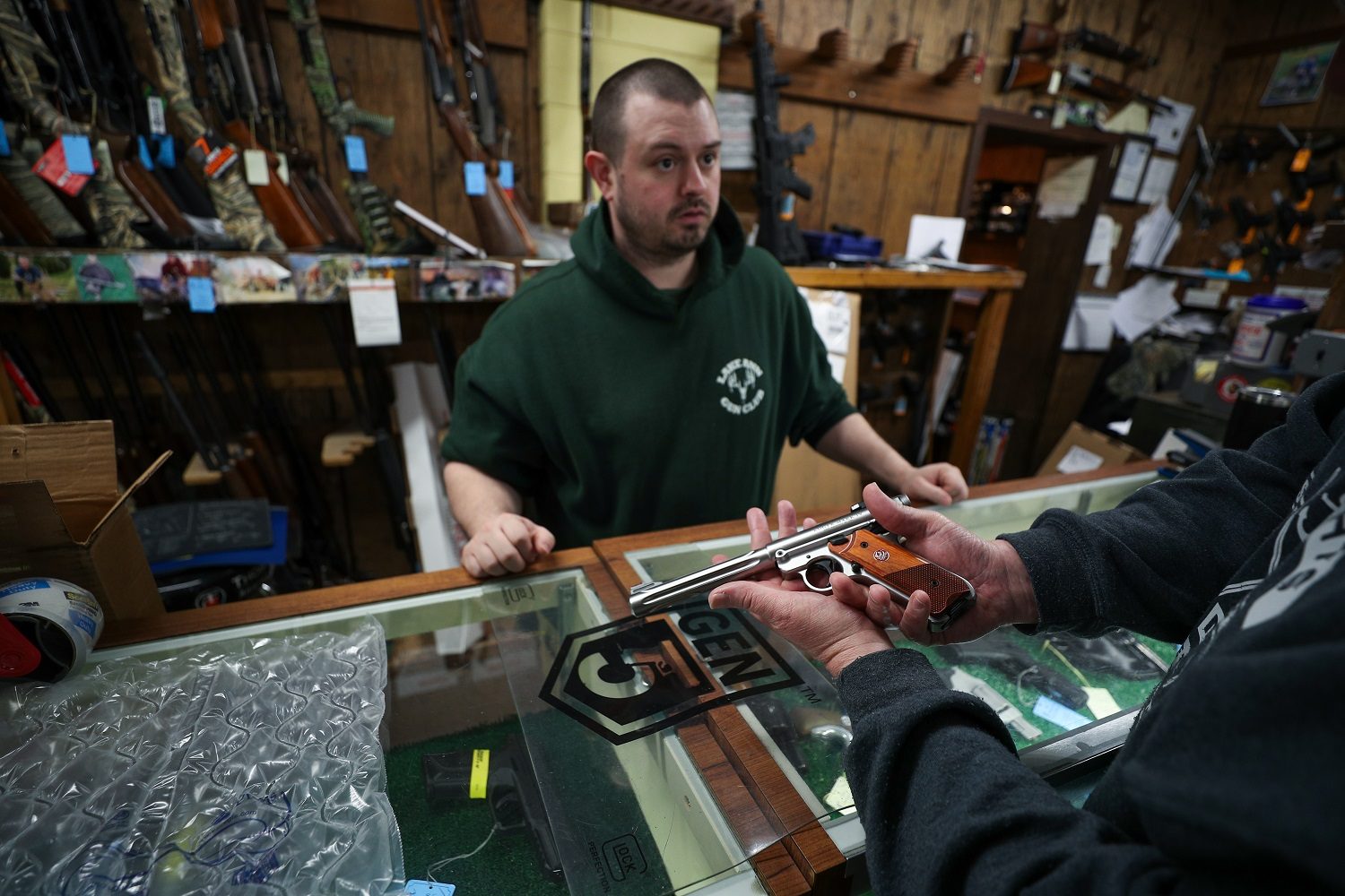 الطوابير في أمريكا ليست لشراء المعدات الطبية فقط، بل للأسلحة أيضاً.. تفشي كورونا يُقلق الأمريكيين