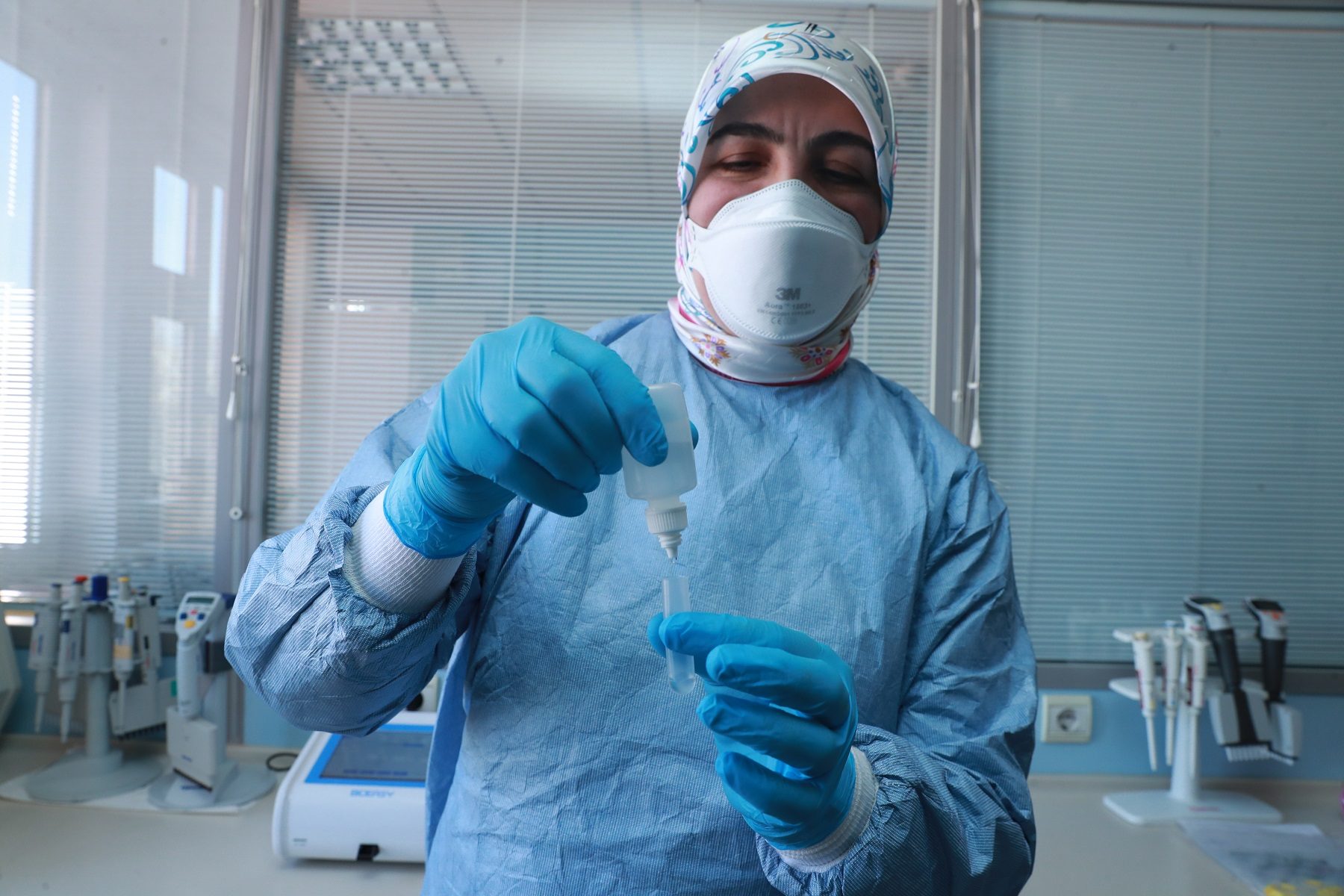 تركيا تقدم جهازاً يكشف عن كورونا خلال 15 دقيقة.. طبيبة: سريع ونتائجه دقيقة (صور)