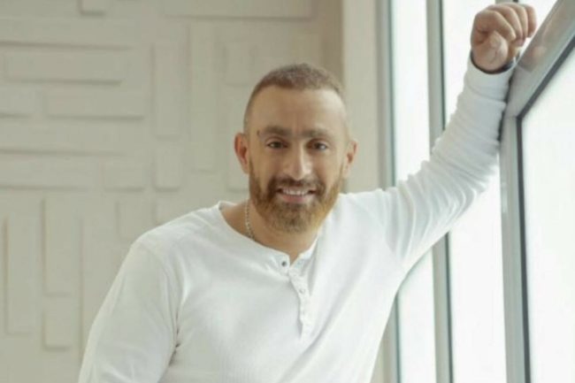 أحمد السقا يعلّق على إهانة صيني بالقاهرة بسبب كورونا.. وجّه رسالة للمصريين، وطلب التواصل مع الشاب  ﻿