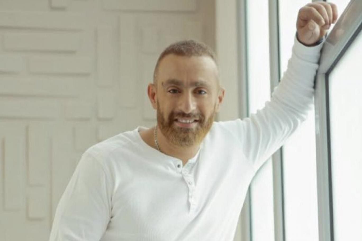 أحمد السقا يعلّق على إهانة صيني بالقاهرة بسبب كورونا.. وجّه رسالة للمصريين، وطلب التواصل مع الشاب  ﻿