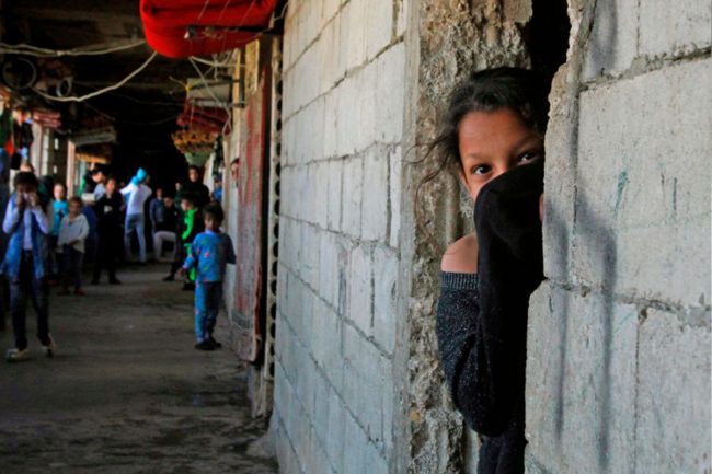 رفاهية مفقودة.. العالم يتجه للتباعد الاجتماعي بسبب كورونا واللاجئون يحلمون بذلك