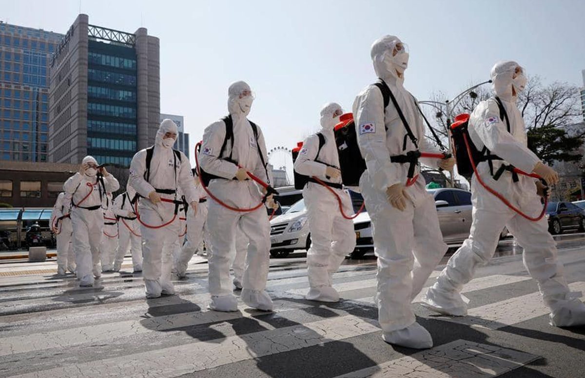 “سلاح بيولوجي صنعه الغرب أو شركات الأدوية”.. نظريات المؤامرة حول كورونا أصبحت خطيرة بقدر تفشّي الفيروس نفسه